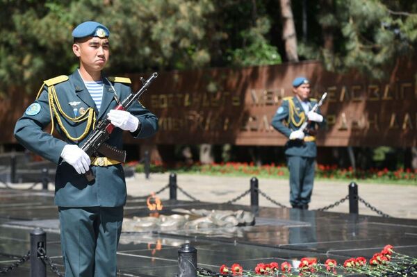 Почетный караул у Вечного огня - Sputnik Казахстан