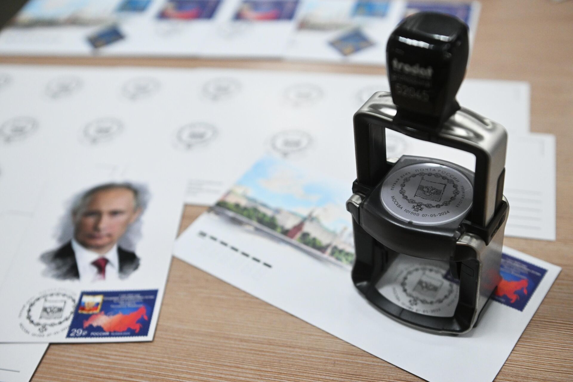 Почтовую марку выпустили в честь инаугурации президента России Владимира Путина - Sputnik Казахстан, 1920, 07.05.2024