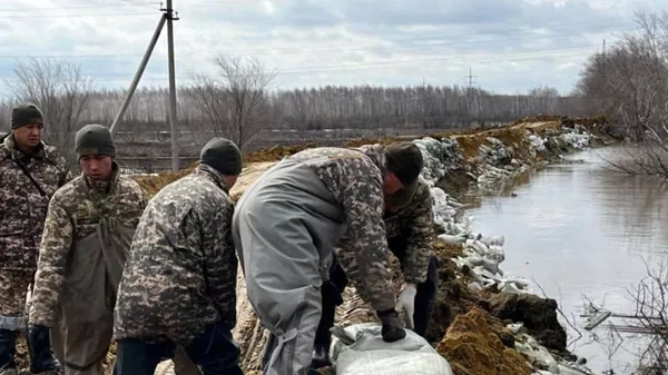 Укладка мешков для укрепления линии берега - Sputnik Казахстан