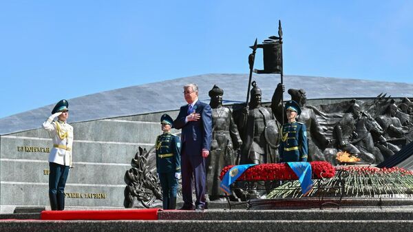 Касым-Жомарт Токаев почтил память ветеранов Великой Отечественной войны у Вечного огня - Sputnik Казахстан