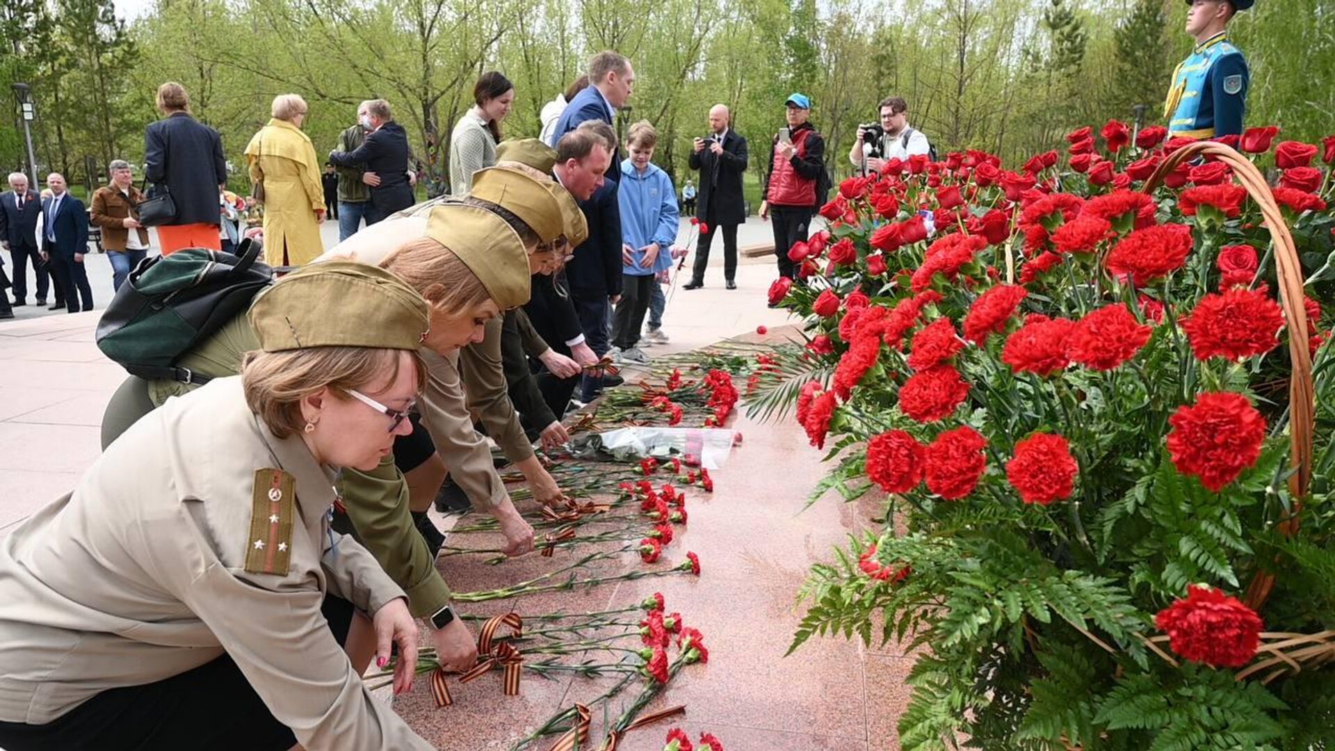 У памятника Панфиловау в Астане прошла церемония возложения венков и цветов по случаю Дня Победы в столичном парке Жеруйык - Sputnik Казахстан, 1920, 09.05.2024