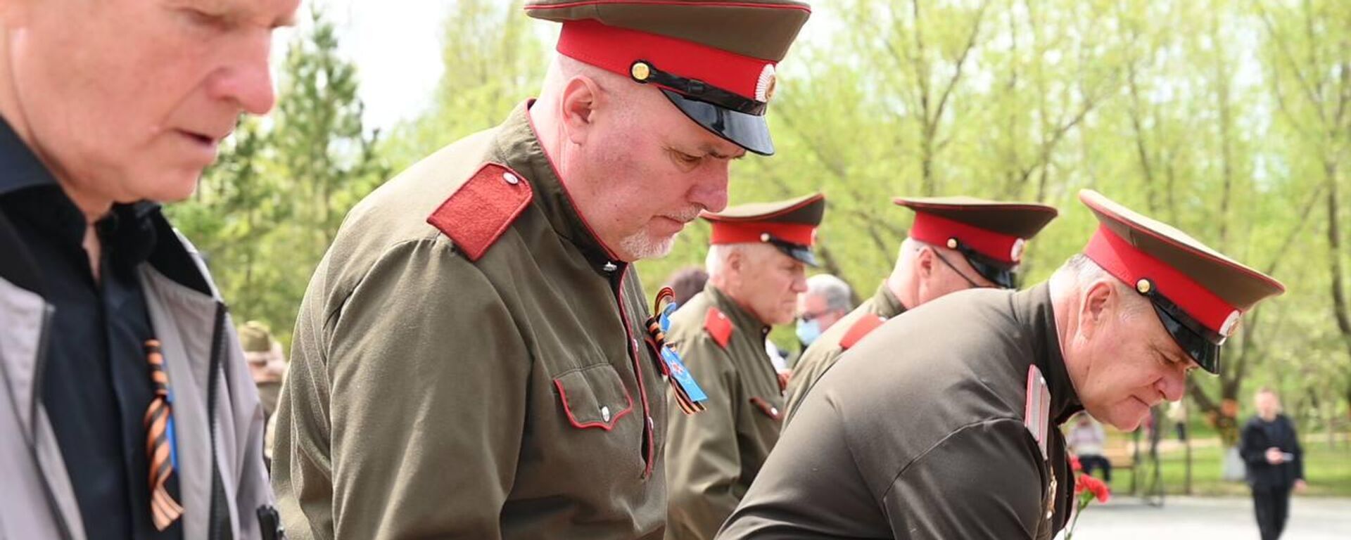 У памятника Панфиловау в Астане прошла церемония возложения венков и цветов по случаю Дня Победы в столичном парке Жеруйык - Sputnik Қазақстан, 1920, 09.05.2024