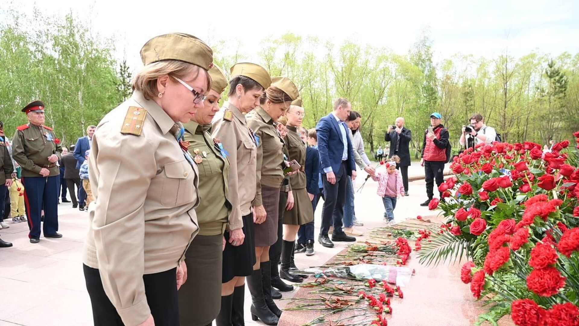 У памятника Панфиловау в Астане прошла церемония возложения венков и цветов по случаю Дня Победы в столичном парке Жеруйык - Sputnik Қазақстан, 1920, 09.05.2024