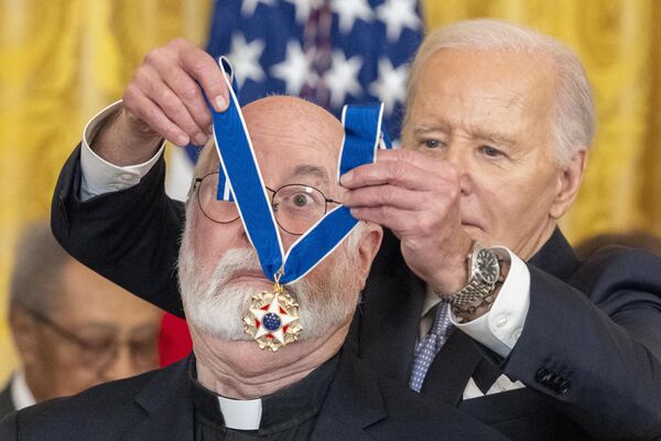 Президент США Джо Байден вручает высшую гражданскую награду страны, президентскую медаль Свободы, отцу Грегори Дж. Бойлу в Вашингтоне. - Sputnik Казахстан