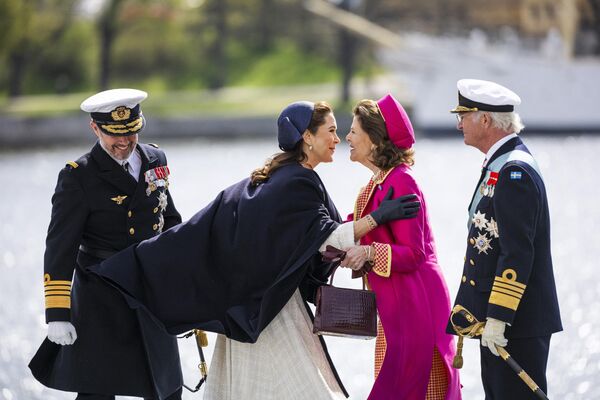 Короля Дании Фредерика X и королеву Дании Марию (слева) встречают король Швеции Карл XVI Густав и королева Швеции Сильвия (справа)) в Стокгольме, Швеция. - Sputnik Казахстан