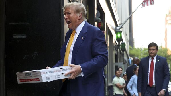 Бывший президент Дональд Трамп несет коробки с пиццей в пожарную часть Нью-Йорка, США - Sputnik Казахстан