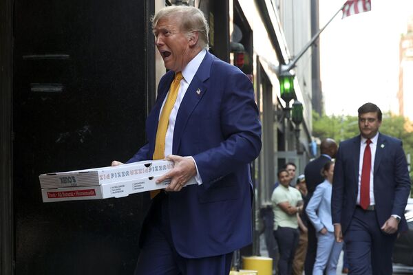 Бывший президент Дональд Трамп несет коробки с пиццей в пожарную часть Нью-Йорка, США. - Sputnik Казахстан