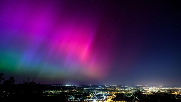Северное сияние освещает ночное небо над Веной, Австрия - Sputnik Казахстан