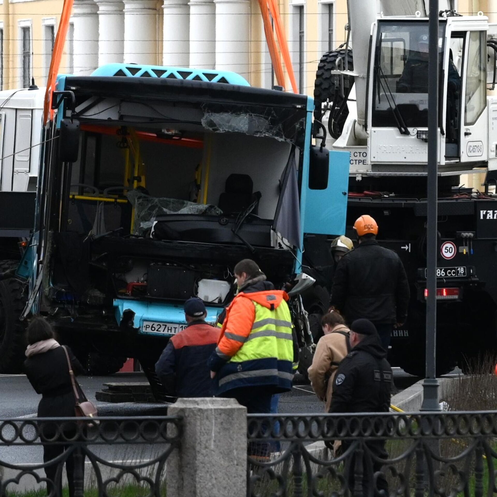 Казахстанца наградили в Петербурге за спасение людей из рухнувшего в реку  автобуса - 13.05.2024, Sputnik Казахстан