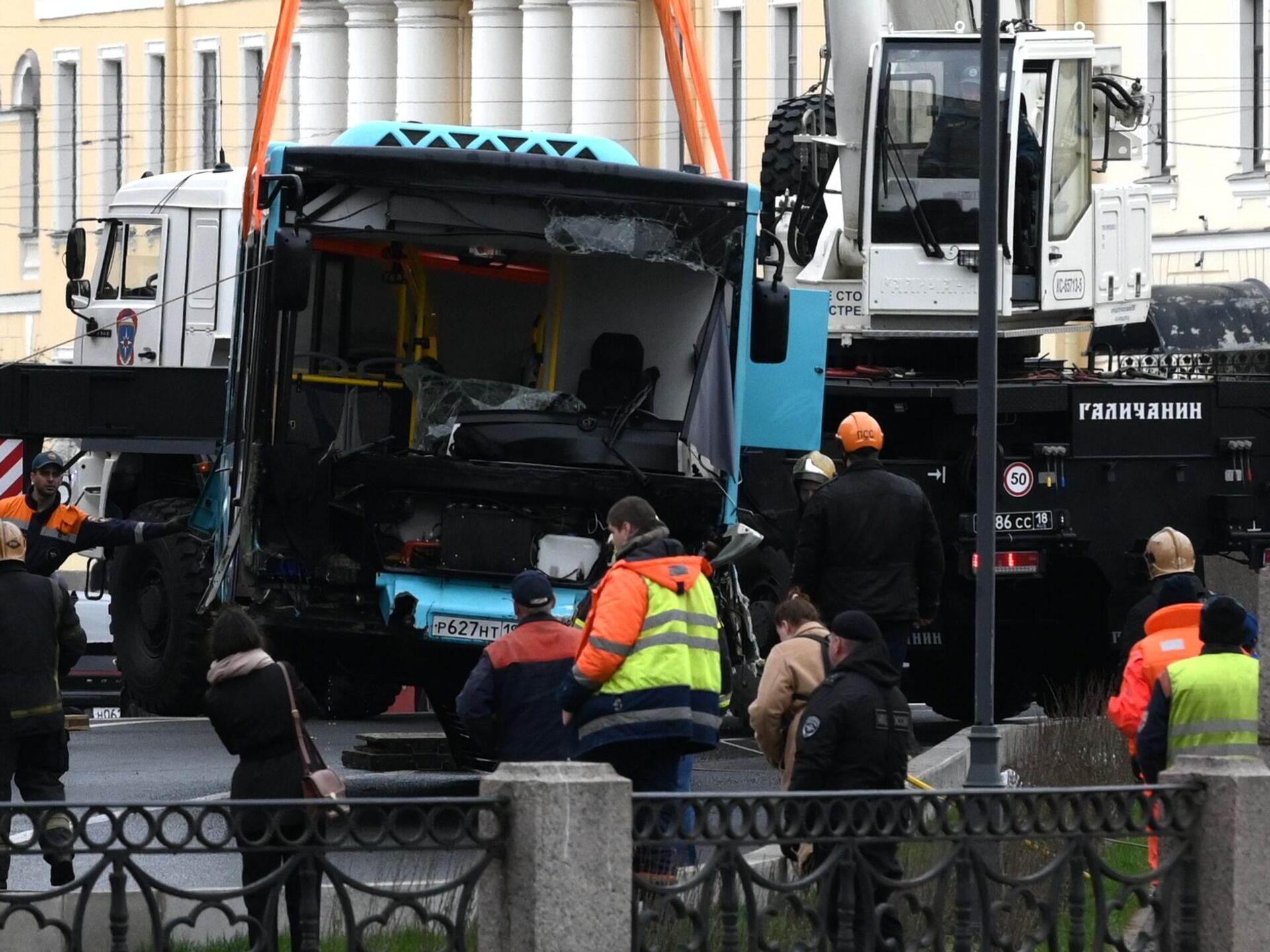 Казахстанца наградили в Петербурге за спасение людей из рухнувшего в реку  автобуса - 13.05.2024, Sputnik Казахстан