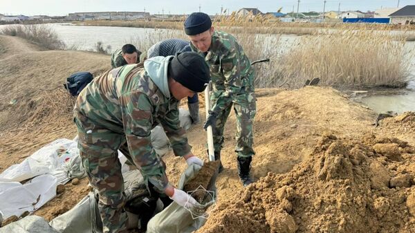 Спасатели, военные и волонтеры на западе Казахстана борются с паводками - Sputnik Казахстан