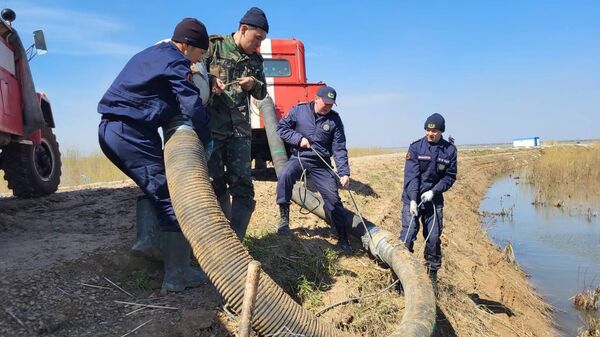 Спасатели, военные и волонтеры на западе Казахстана борются с паводками - Sputnik Казахстан