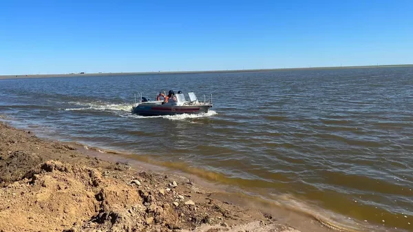 Перевозки на лодках в Атырауской области во время паводка - Sputnik Қазақстан