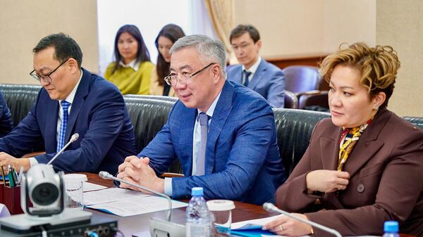 Жумангарин провел встречу с министром промышленности и торговли Вьетнама Нгуен Хонг Зиеном - Sputnik Казахстан