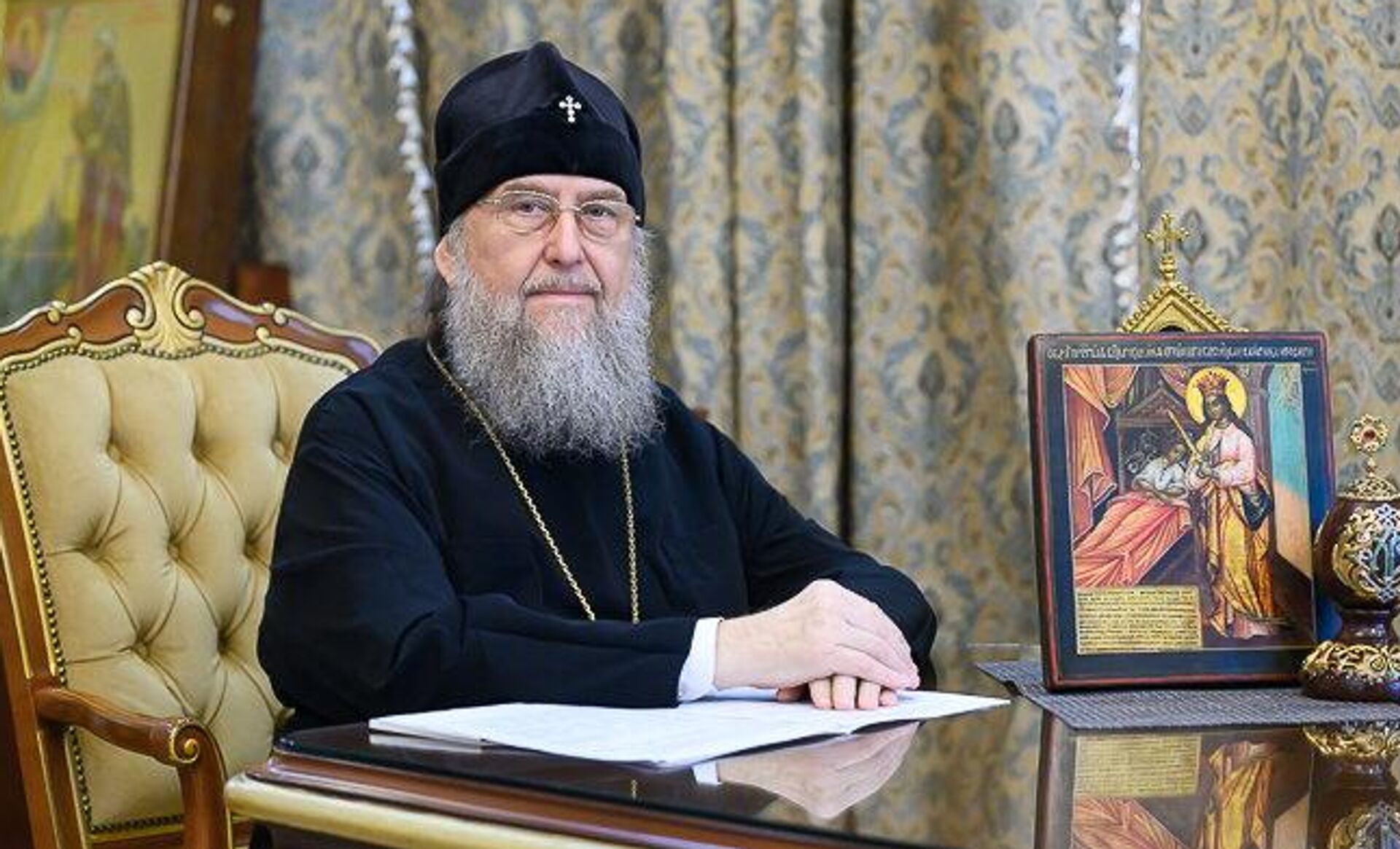 Митрополит Астанайский и Казахстанский Александр с копией иконы Целительница, которую планируют освятить в Алматы  - Sputnik Казахстан, 1920, 18.05.2024