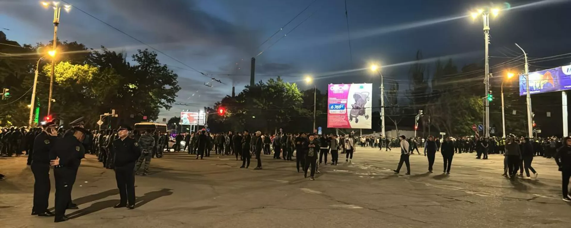 Митинг у хостела с иностранцами в Бишкеке - Sputnik Казахстан, 1920, 18.05.2024