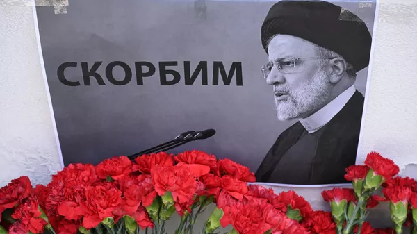 Цветы в память о президенте Ирана Эбрахиме Раиси - Sputnik Казахстан