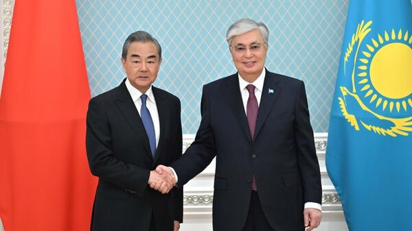 Глава государства принял члена Госсовета, министра иностранных дел КНР Ван И
 - Sputnik Казахстан