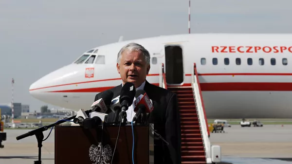 Президент Польши Лех Качиньский беседует с прессой перед посадкой в самолет в военном аэропорту в Варшаве - Sputnik Казахстан