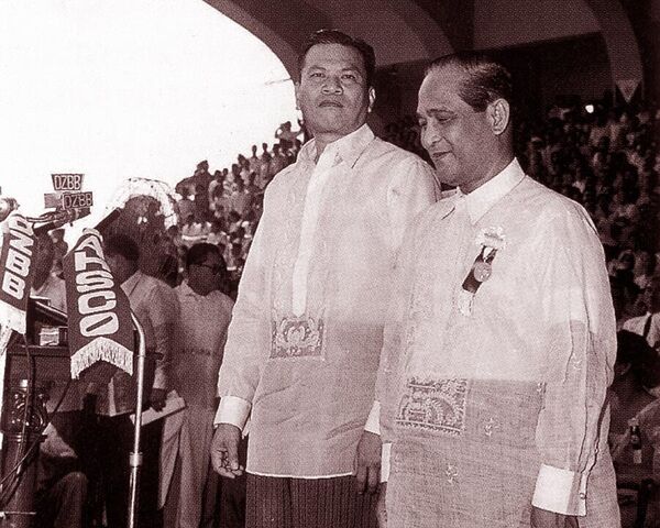 Филиппин президенті Рамон Магсайсай (суретте сол жақта). 1957 жылдың 17 наурызында ұшақ апатынан қайтыс болды. Ол мінген ұшақ Себу аралындағы Манунггал тауының баурайында құлаған. - Sputnik Қазақстан