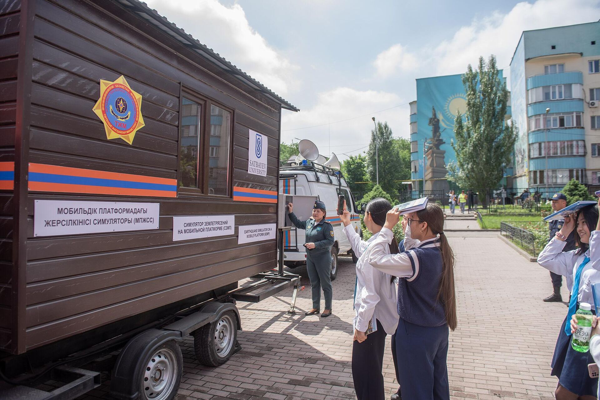 С помощью сейсмосимулятора школьникам дали возможность почувствовать, что такое сильное землетрясение - Sputnik Казахстан, 1920, 21.05.2024