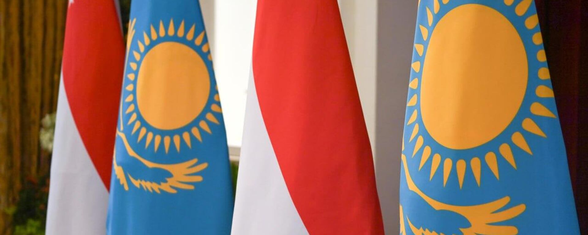 флаги Сингапура и Казахстана - Sputnik Казахстан, 1920, 23.05.2024