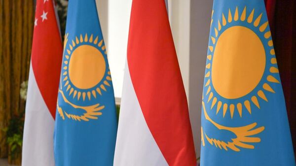 флаги Сингапура и Казахстана - Sputnik Казахстан