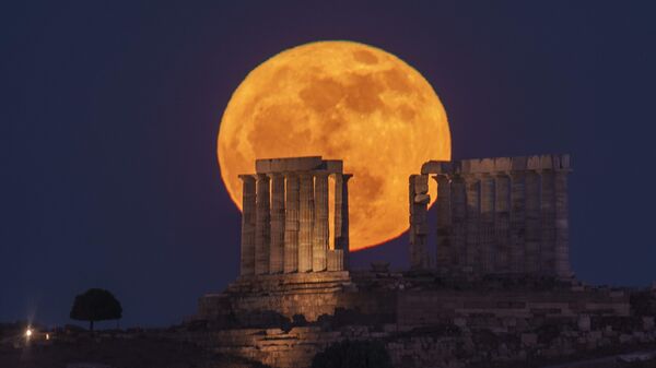 Луна восходит над храмом Посейдона в Сунионе, Греция - Sputnik Казахстан