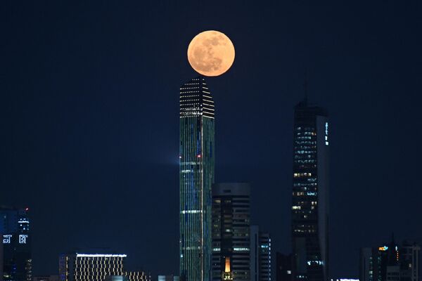 Полная луна восходит над городом Кувейт. - Sputnik Казахстан