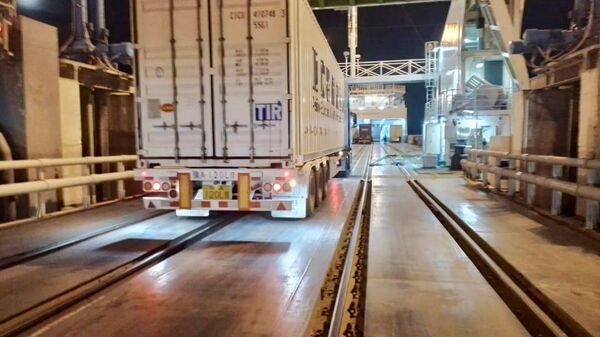 Пробная транзитная автоперевозка грузов состоялась впервые по маршруту Китай - Казахстан - Азербайджан - Грузия через морской порт Курык - Sputnik Қазақстан
