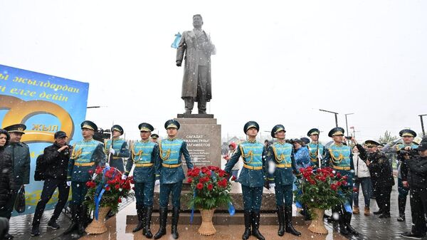 В городе Акколь открыт памятник Сагадату Нурмагамбетову  - Sputnik Казахстан