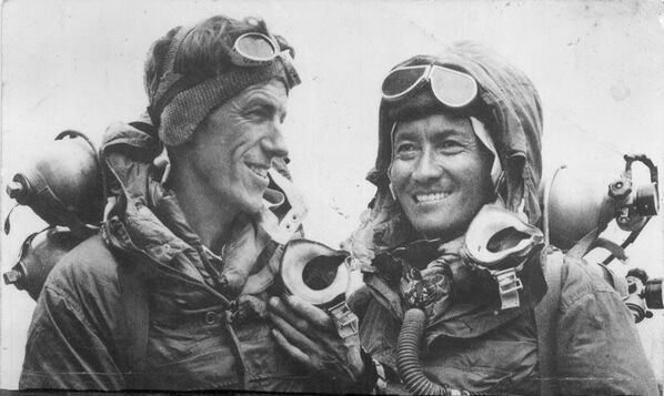 1953 жылы экспедициядағы жаңа зеландиялық Эдмунд Хиллари мен Шерпа (тауға жетекші) Тенцинг Норгей Эверест шыңында алғашқы із қалдырған альпинистер деп есептеледі. Алайда, шын мәнінде, Эверестке шығу әлдеқайда ертерек басталды. 1924 жылы Джордж Мэлори мен Эндрю Ирвин тауды бағындыруға аттанып, бірақ қайтып орала алмай, жолда көз жұмды. Олар шыңға жетті ме, әлде шыңға жетпей жан тәсілім етті һме, әлі күнге дейін белгісіз.  - Sputnik Қазақстан