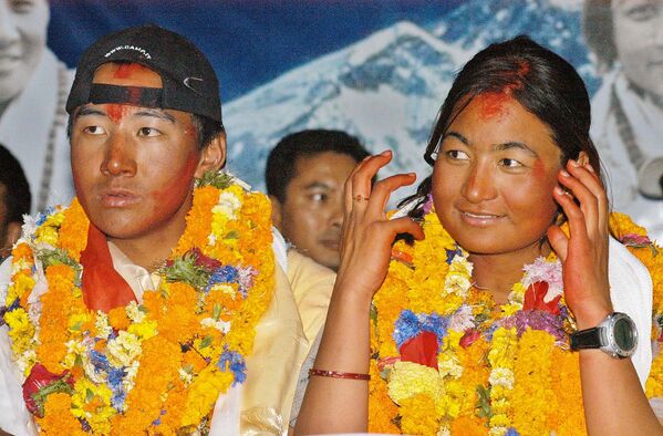 Непальская альпинистка Мулепати, неварка по национальности, в мае 2005 года вышла замуж за шерпа по имени Пемба Дордже, своего партнера по восхождению. Обручение состоялось на вершине Джомолунгмы. Это была первая в истории свадьба на высочайшей вершине мира.  - Sputnik Казахстан