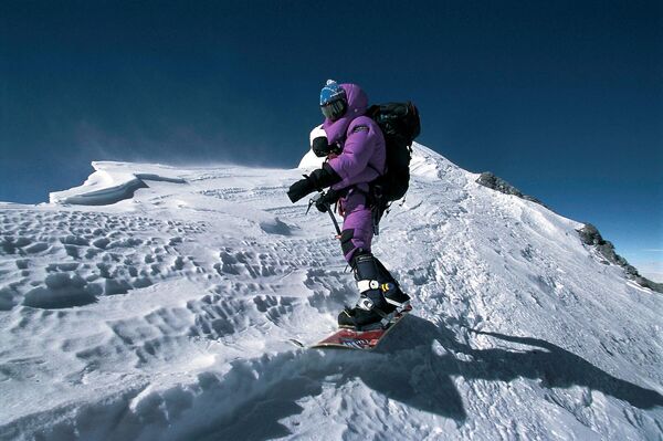 2001 жылы француз спортшысы Марко Сиффреди Эвересттен алғаш сноубордпен түсті. Келесі жылы ол екінші рет осы әрекетті қайталамақ болған кезде қайтыс болды. Спортшы 2002 жылы 8 қыркүйекте Хорнбейн дәлізінде Эверест шыңынан секіргеннен кейін жоғалып кеткен.  - Sputnik Қазақстан