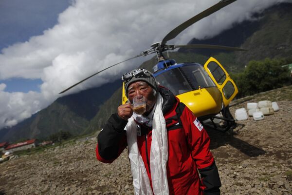 Самый пожилой альпинист, который взошел на Эверест - Юитиро Миура. В 2013 году он поднялся на вершину в возрасте 80 лет. Миура, бывший японский лыжник-экстремал.  - Sputnik Казахстан