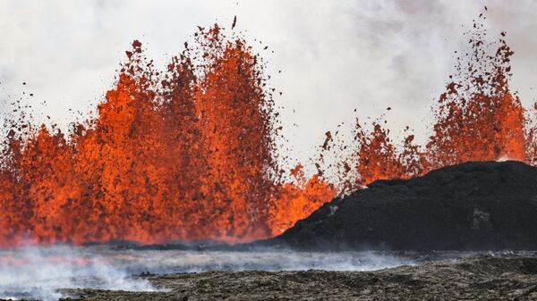 Извержение вулкана в Гриндавике, Исландия - Sputnik Казахстан