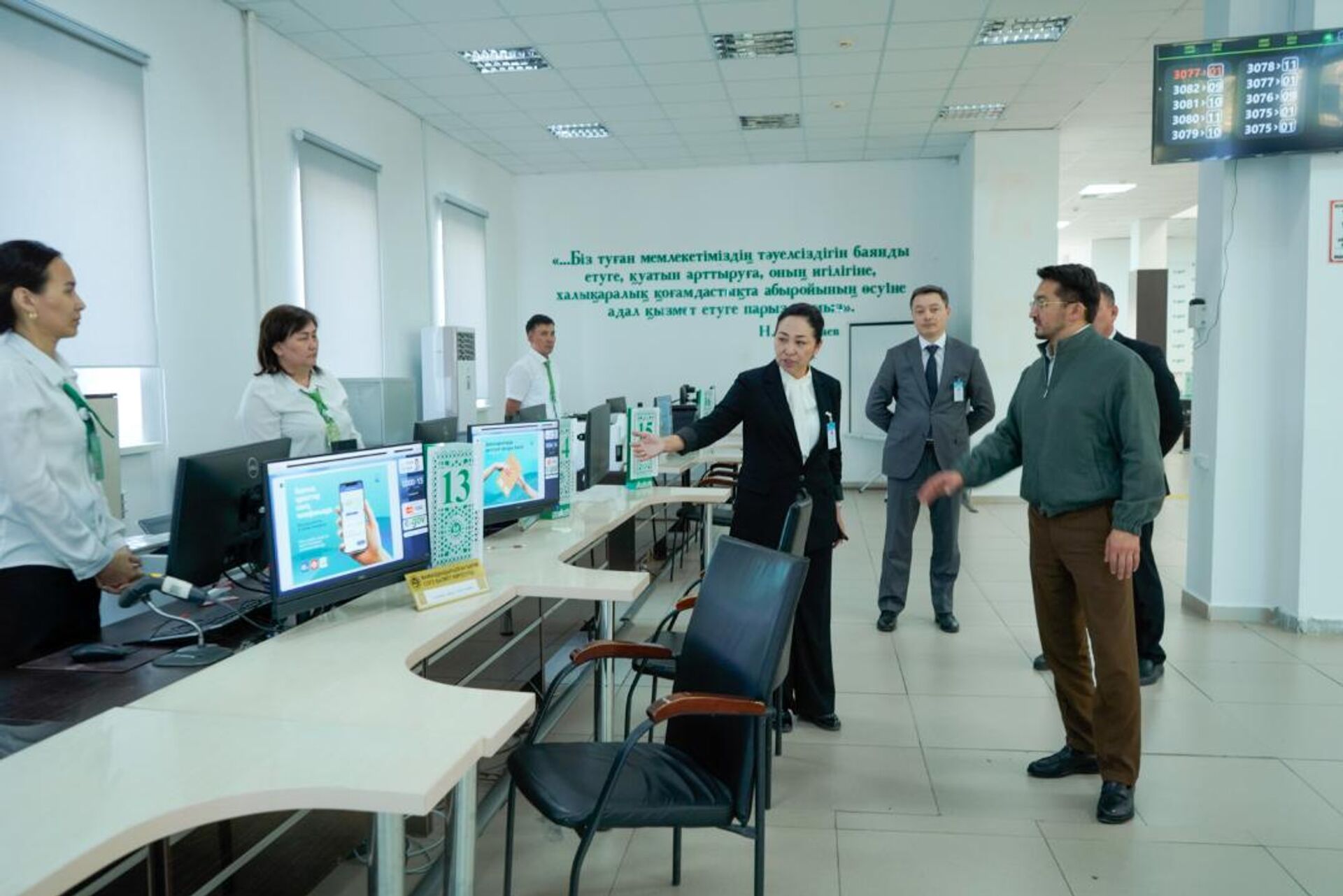 Глава Минцифры ознакомился с работой спецЦОНа и сделал тест-драйв по новым правилам вождения - Sputnik Казахстан, 1920, 22.10.2026