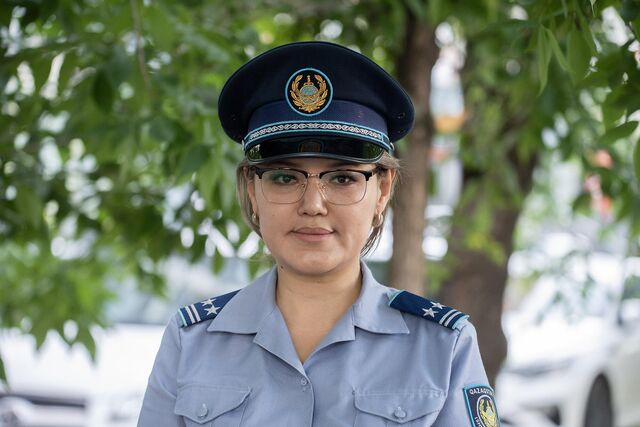 Күйеуі жалаңаш әйеліне жұлқиды Анус ішін сыртқа айналдырған