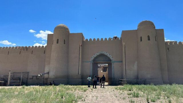 Бөлінулерде сидитке отыру Жалаңаш аниме қызы отырады және өзінің кискасын көрсетеді