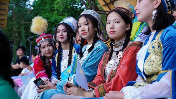 X Международный культурно-образовательный форум Дети Содружества пройдет с 25 июня по 4 июля 2024 года в Чолпон-Ате (Кыргызстан), на берегу озера Иссык-Куль - Sputnik Казахстан