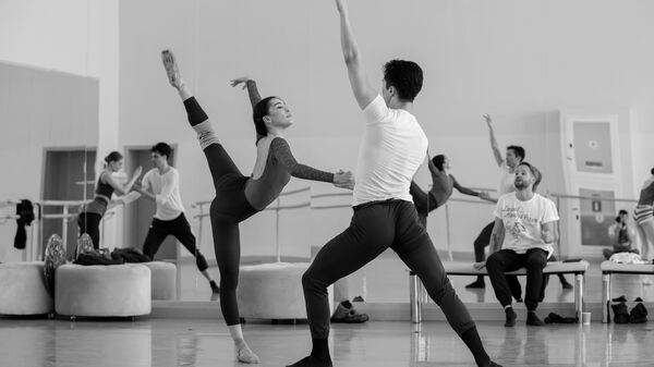 На сцене театра Астана Балет состоится яркая премьера уходящего сезона – балет Touch The Light в хореографии Ильи Живого - Sputnik Казахстан