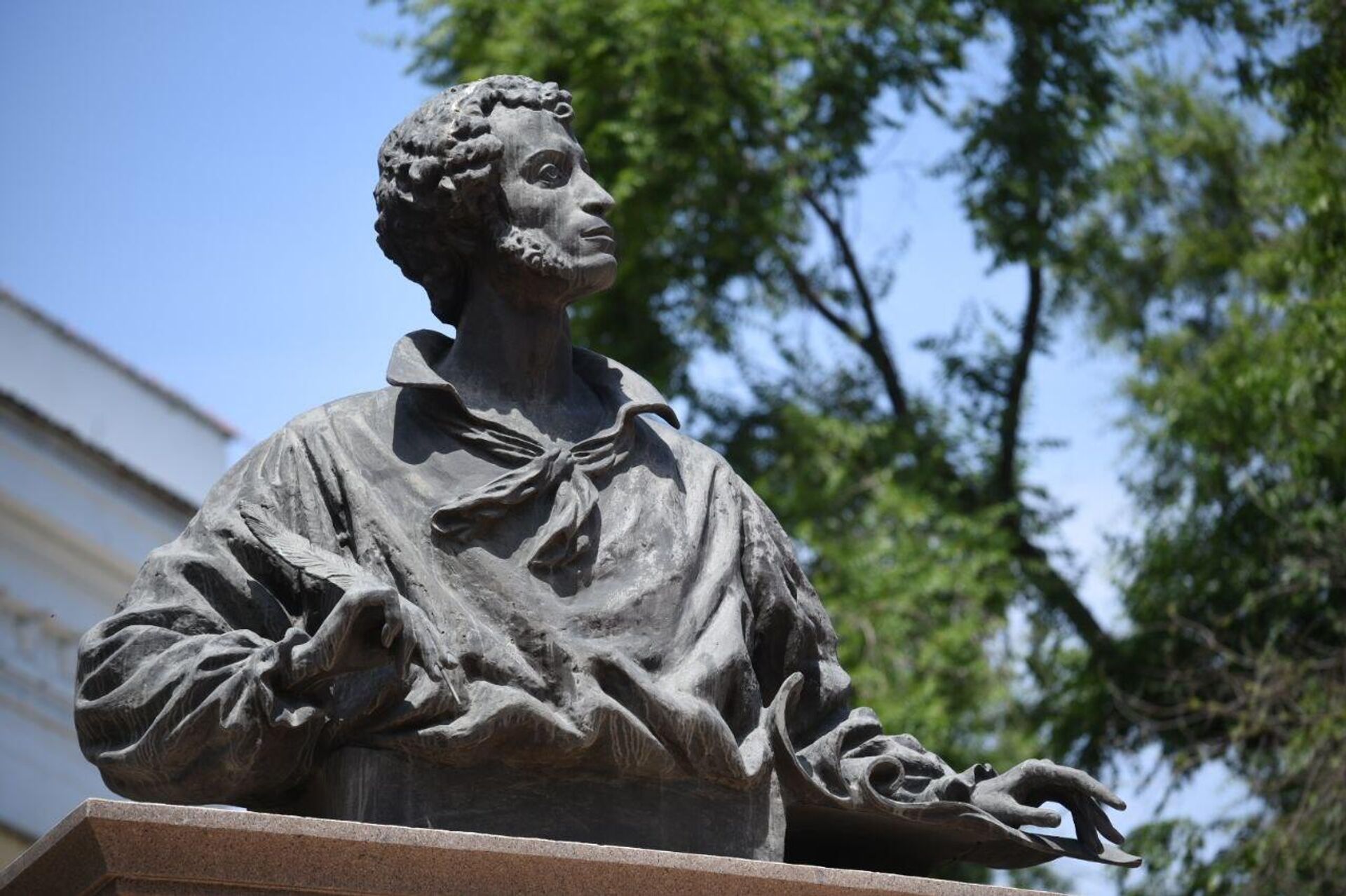 Памятник Александру Сергеевичу Пушкину в Алматы - Sputnik Казахстан, 1920, 06.06.2024