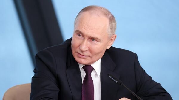 Путин проводит рабочие встречи на полях ПМЭФ-2024 - Sputnik Казахстан