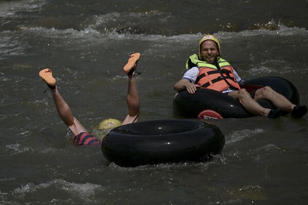 Участники соревнований весело барахтались в реке Быстрица во время фестиваля Бунар, Косово. - Sputnik Казахстан