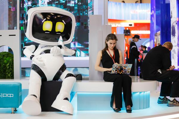Они дефилировали у стендов, позировали для красивых кадров на фоне роботов и андроидов, невольно привлекая к себе внимание фотографов.  - Sputnik Казахстан