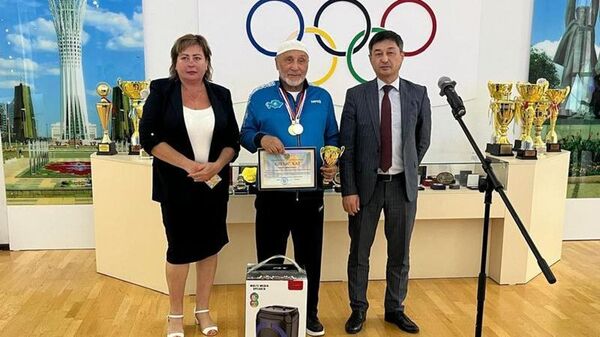 Дарибай Оспанов из посёлка Агадырь Шетского района завоевал золото и серебро на чемпионате мира по пауэрлифтингу - Sputnik Казахстан