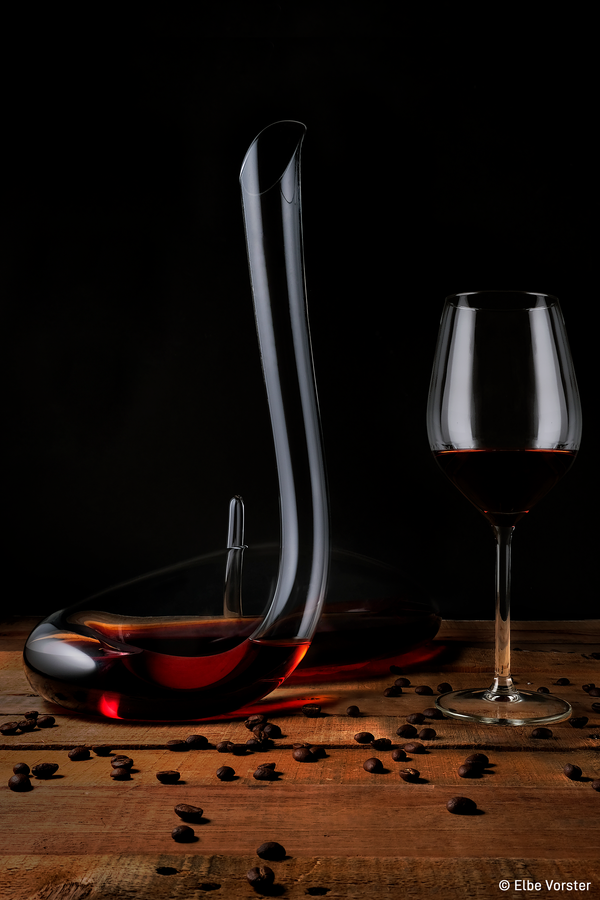 Лучший начинающий фотограф Эльба Форстер из  Южной Африки и его работа &quot;Сладкий Дионис&quot; демонстрирует динамичную форму и дизайн замысловатого стеклянного графина, наполненного темно-красным вином.  - Sputnik Казахстан