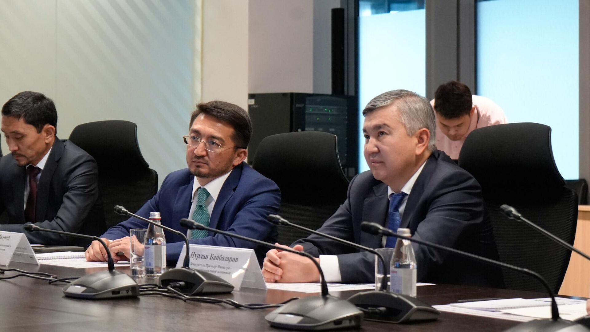 Министр национальной экономики Нурлан Байбазаров и министр цифрового развития Жаслан Мадиев посетили международный технопарк IT-стартапов Astana Hub - Sputnik Казахстан, 1920, 15.06.2024