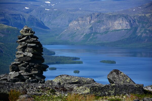 В сердце Ловозерских тундр находится Сейдозеро — священный водоём с репутацией паранормального места. Шаманы утверждают, что дно озера соединяется с центром Земли. Здесь часто при таинственных обстоятельствах гибли люди, и происходили несчастные случаи, сравнимые с трагедией группы Дятлова.На фото: вид на Сейдозеро, недалеко до пика горы Нинчурт. - Sputnik Казахстан