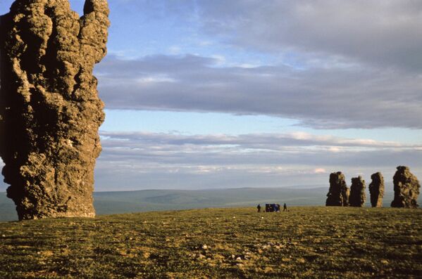 В переводе с языка манси "Маньпупунёр" означает "малая гора идолов". У манси это место считается священным, и на гору разрешалось ходить только шаманам. Древние уральские народы верили, что нарушителей запрета ждёт суровая кара. Геологический памятник Маньпупунер на юго-востоке республики Коми. - Sputnik Казахстан